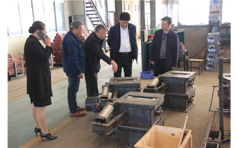 水泥協(xié)會(huì)孔副會(huì)長(zhǎng)與高級(jí)設(shè)計(jì)師蔡玉良來(lái)任氏考察新產(chǎn)品