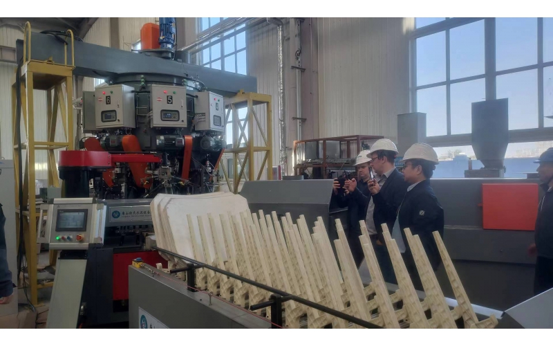 外商來(lái)任氏考察水泥包裝機(jī)